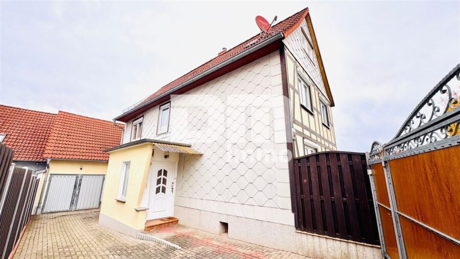Solides Fachwerkhaus mit Nebengebäude in idyllischer Lage mit Garten und Garage - Seitenansicht / Innenhof